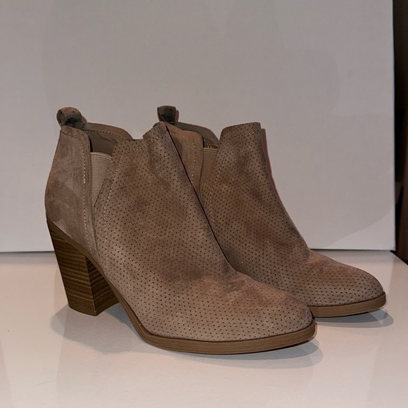 UNIVERSAL THREADS Boots Beige Tan Slip On Heels Boho Southwest Women Size 9 - Picture 1 of 4